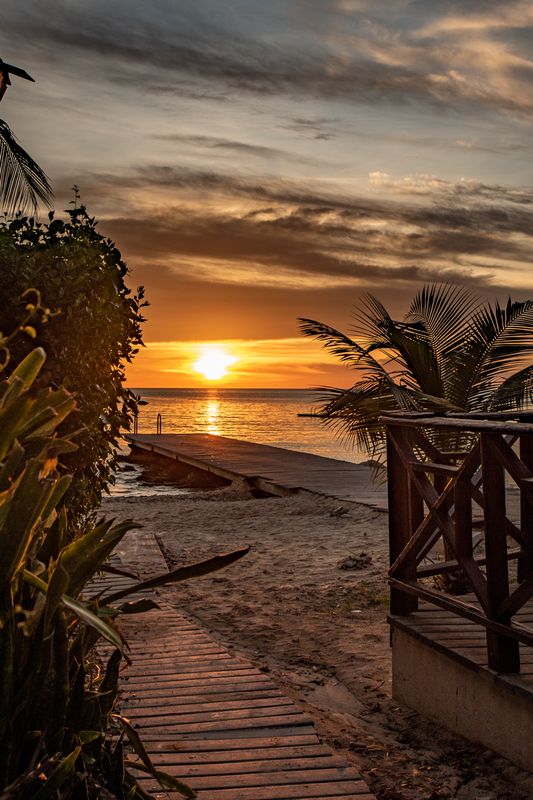 Traumurlaub auf Curacao am Porto Marie Strand auf der Karibik Insel Curacao bei Sonnenuntergang