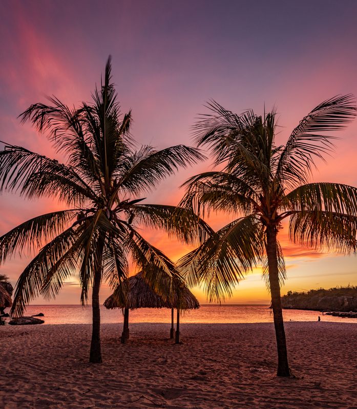 Roter Himmel bei karibischem Sonnenuntergang auf der Insel Curacao Daaibooi Strand