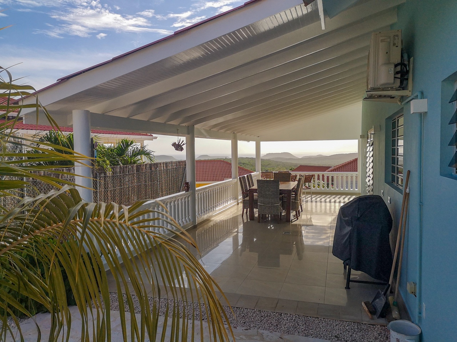 Terasse Villa Buena Vista mit Grill, Essbereich und toller Aussicht aufs Meer