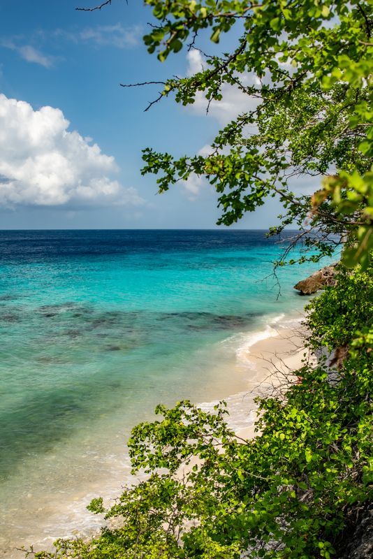 Der Naturstrand Playa Hulu auf Curacao, vom Tourismus abgeschieden, traumhaft schön und ein Besuch im Urlaub auf Curacao wert