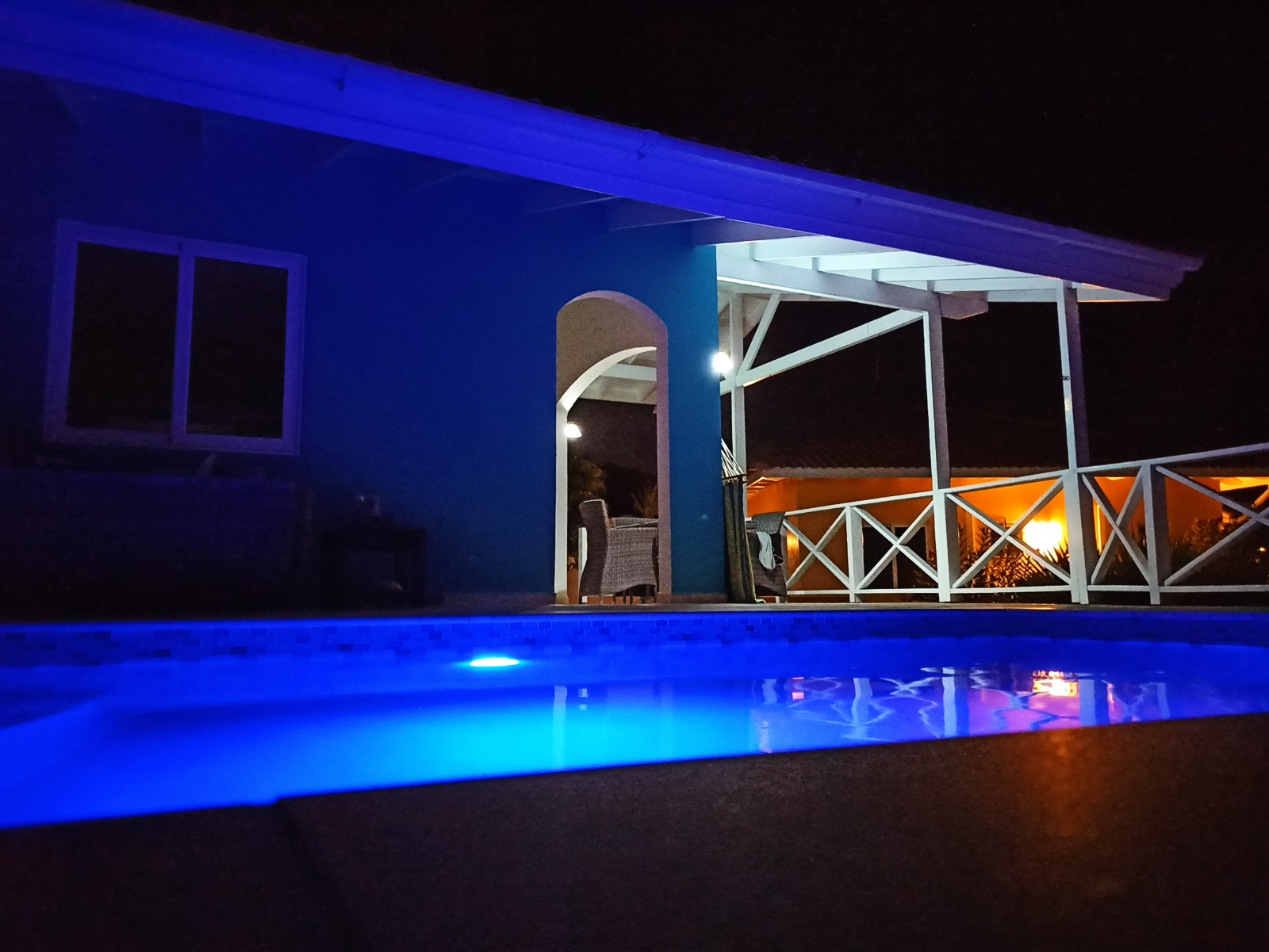 Villa Coconut mit Pool Nachtfoto mit Poolbeleuchtung