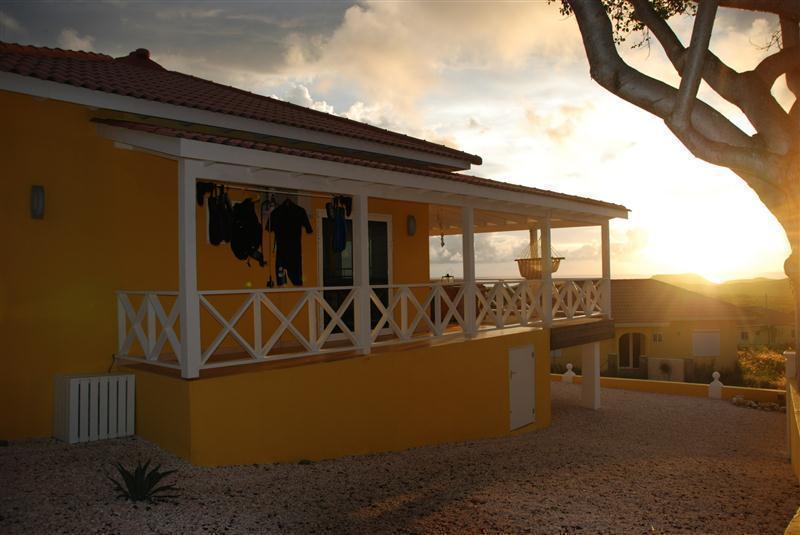 Aussenbereich Villa Flamboyant mit Blick aufs Meer in den Sonnenuntergang