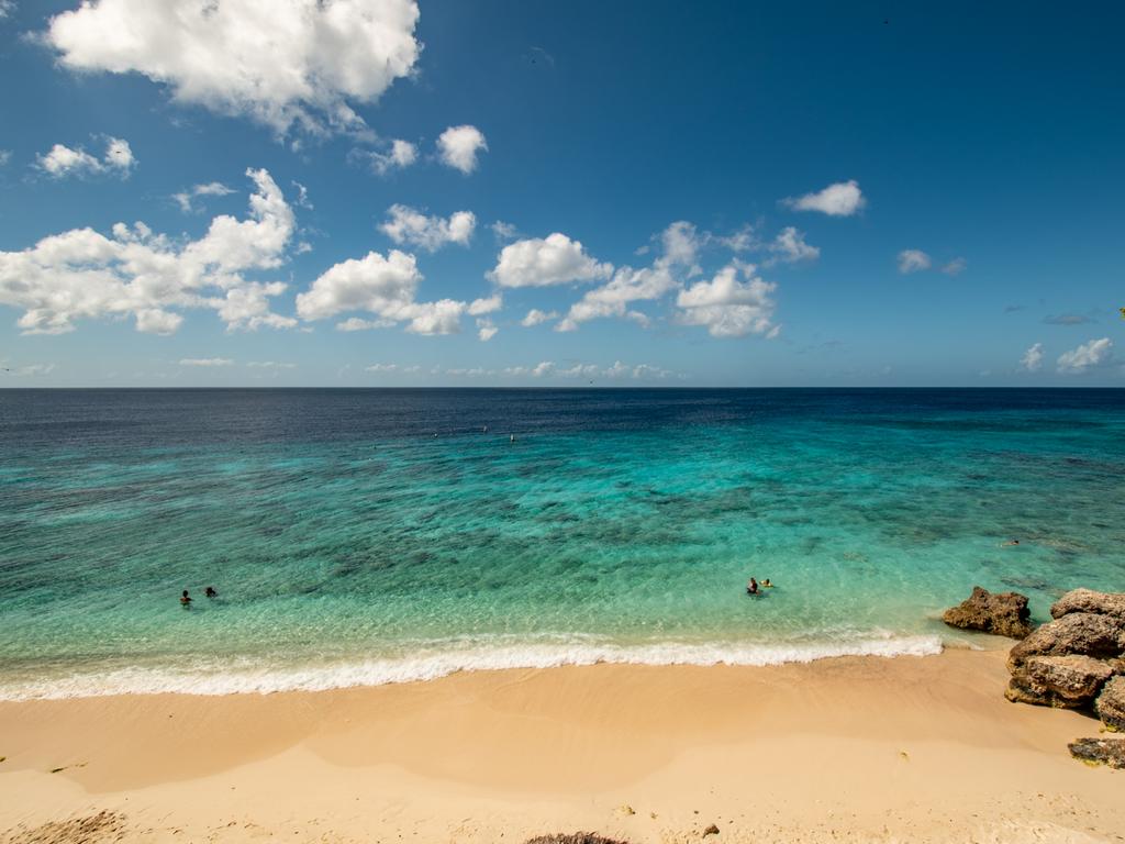 Traumstrad Playa Kalki mit weißem Sand, blauem Meer und strahlendblauem Himmel