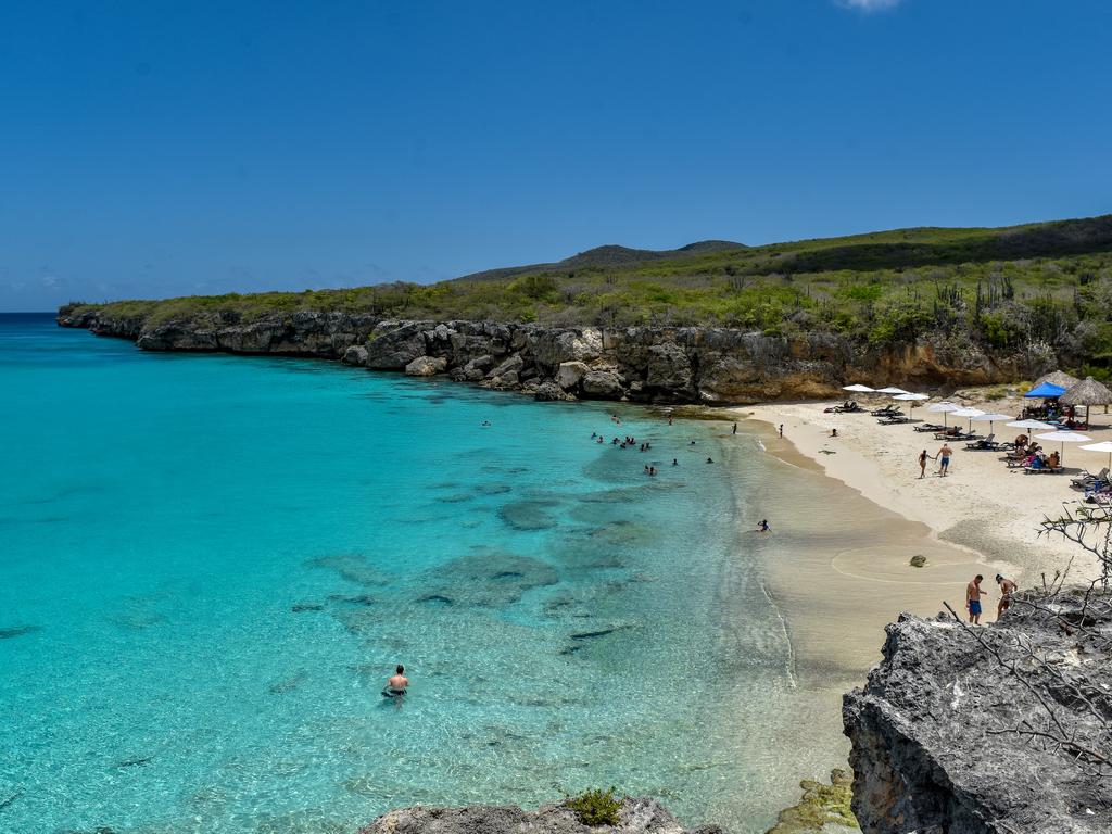Weißer Sand und türkisblaues Meer, ein Traumstrand auf Curacao, der Kleine Knip