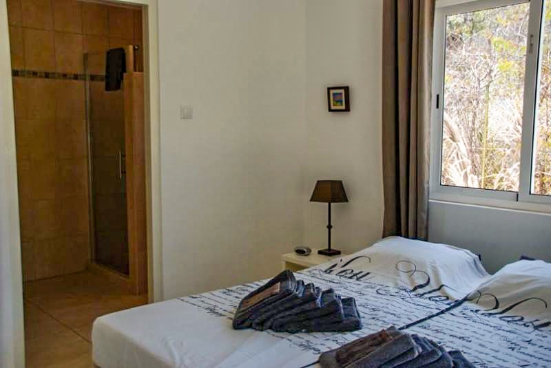 Master bedroom mit Bad und großem Doppelbett