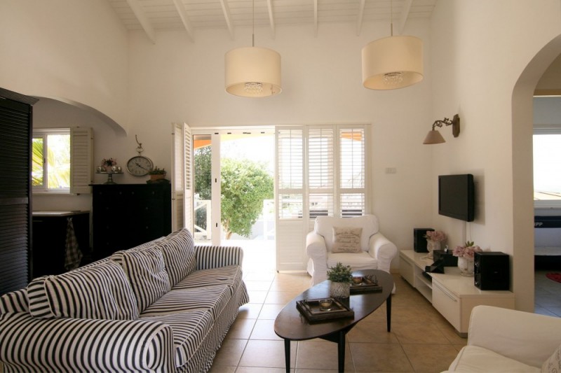 Wohnbereich mit TV und Couch der Villa Dushi auf Curacao