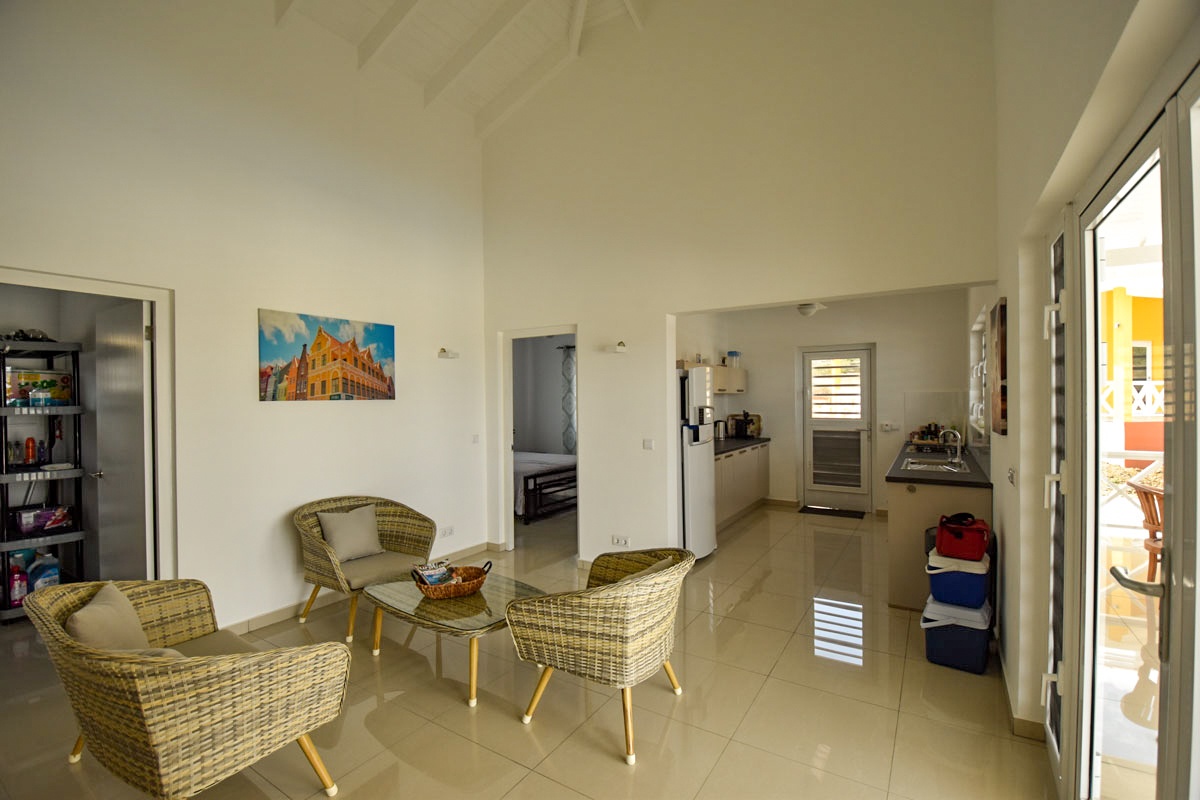 Wohnraum und Kücher der Villa Kasia auf Curacao