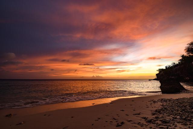Sonnenuntergang am Traumstrand Playa Kalki. Die Seele baumeln lassen im Urlaub auf Curacao