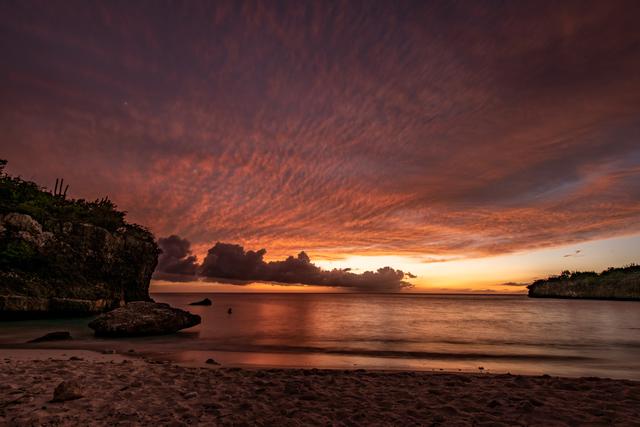 Traumhafter karibischer  Sonnenuntergang am Strand Daaibooi auf Curacao