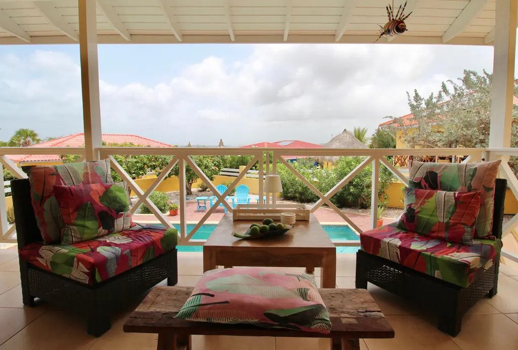 Esstisch und Terrasse Villa Meerfarbe Curacao