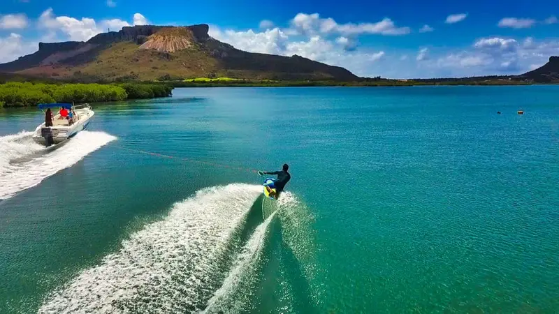 Kneeboarding in Curacao