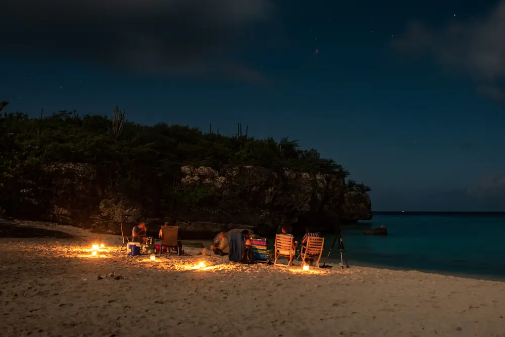 Eine Gruppe Nachts am Strand auf Curacao